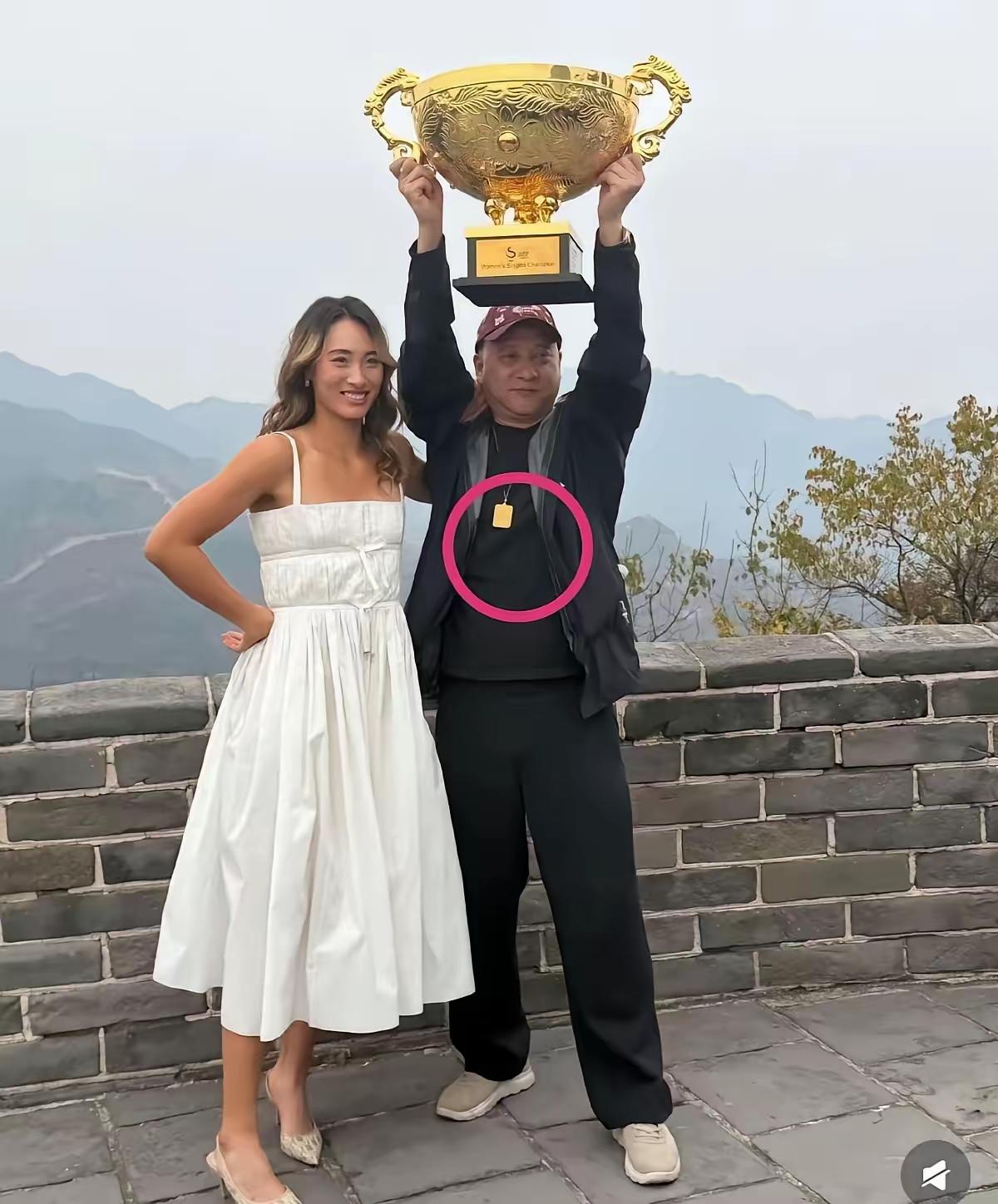 女儿是世界冠军，一年赚一个多亿，坪叔还是太低调了吧！

图片上郑钦文和她爸爸在长