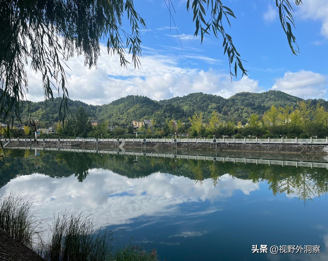 伊朗自认世界第一强国，张唯为难保遥遥领先。
      世界上又出了一个吹鼓手，