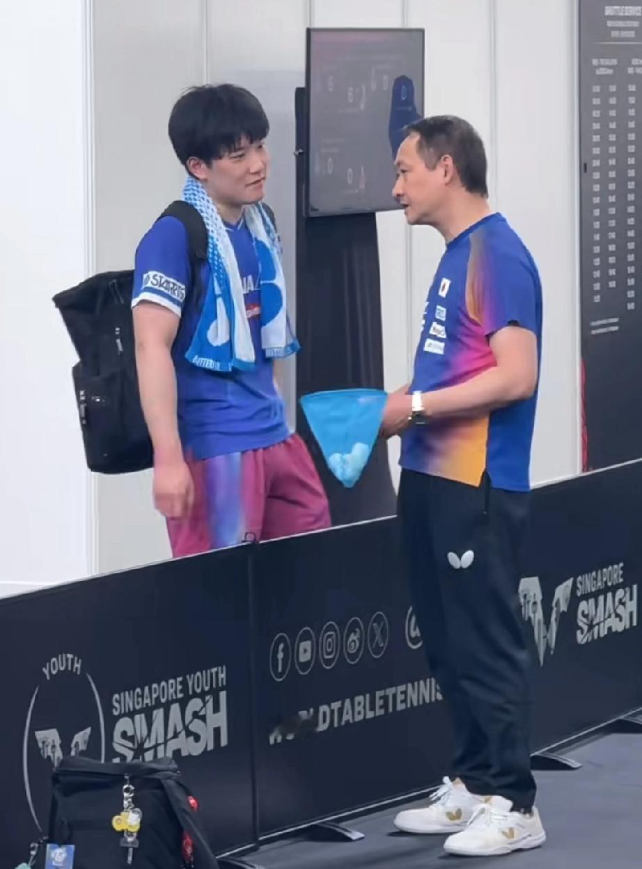 张本宇训斥儿子张本智和！！

你小子心真够大的，这么重要的比赛，自己的比赛服都能