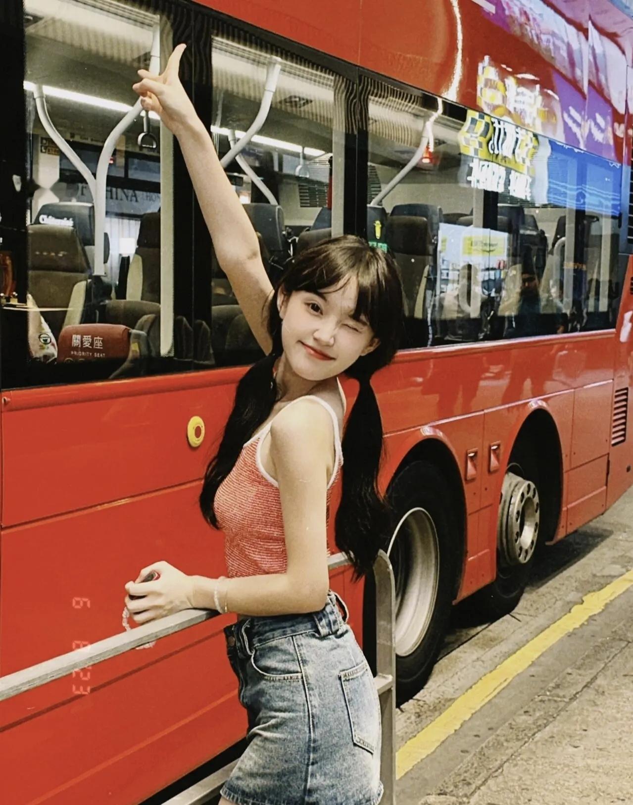 元气少女与红巴士的甜蜜邂逅🚌💖