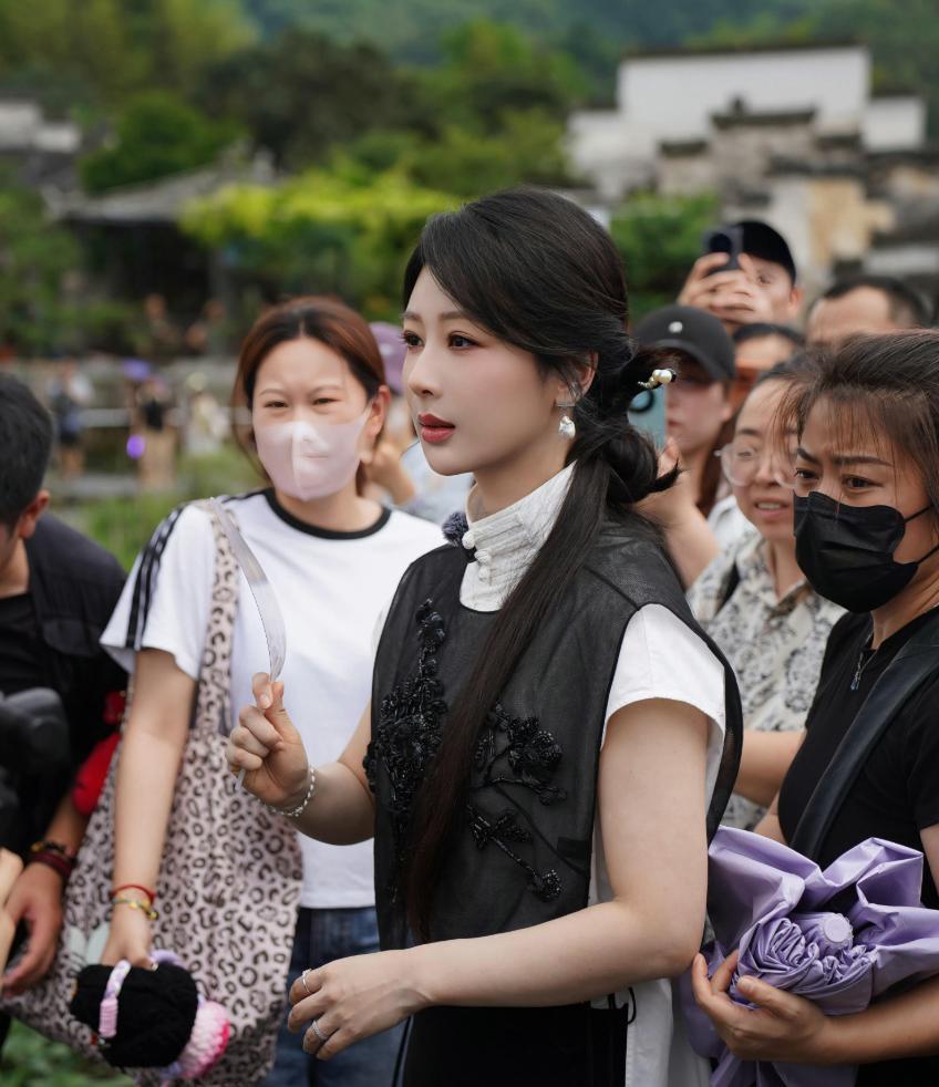 杨紫去安徽了，

不是为了旅游是为了救数据

家业播到现在，云合市占率破了20%