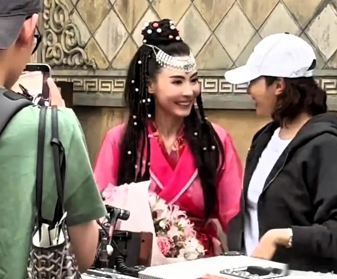 黎姿去探班张柏芝了，没想到两人关系那么好，情同姐妹！黎姿还带来很多好吃的，张柏芝