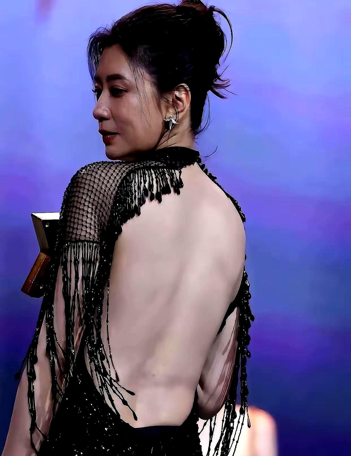 哎，都说贾静雯只剩“赵敏滤镜”，状态大不如前了。

确实，51岁了，生活琐碎加上