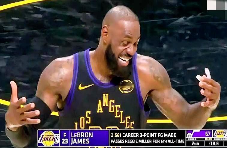 詹姆斯复出打爵士，拿了11分12助攻，组织还行但没三双。湖人接下来8天就两场球，