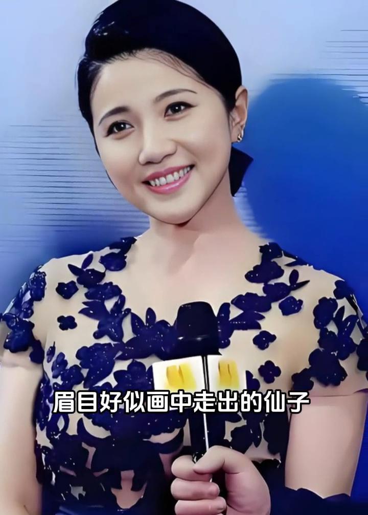 这位姑娘的面容实在动人，五官端庄又明媚，眉目好似画中走出的仙子，笑意温婉，一脸与