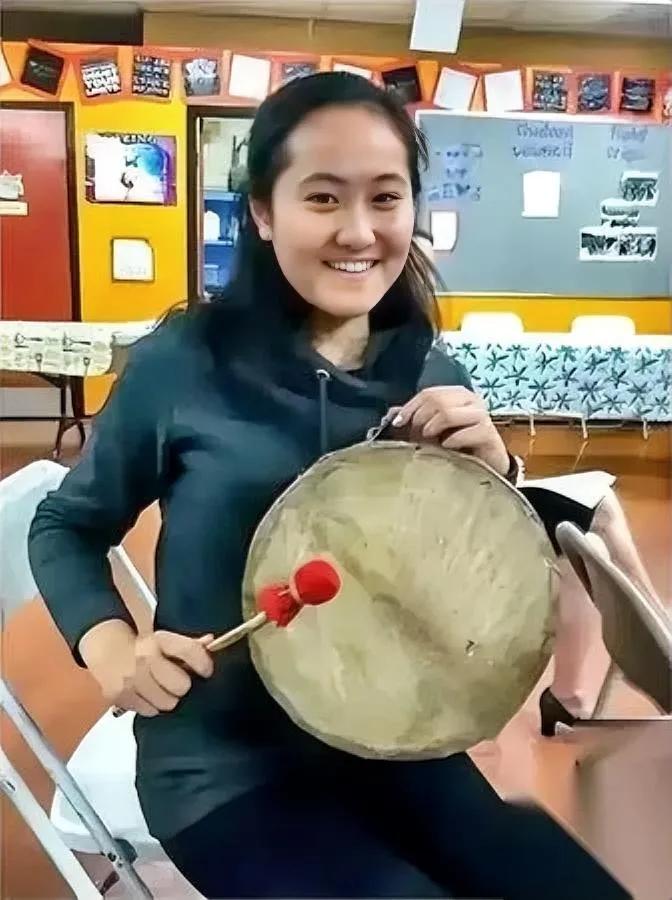 这人你还记得吗？

她最近回国了。

就是当年在加州罗兰岗车库，折磨同胞刘怡然整
