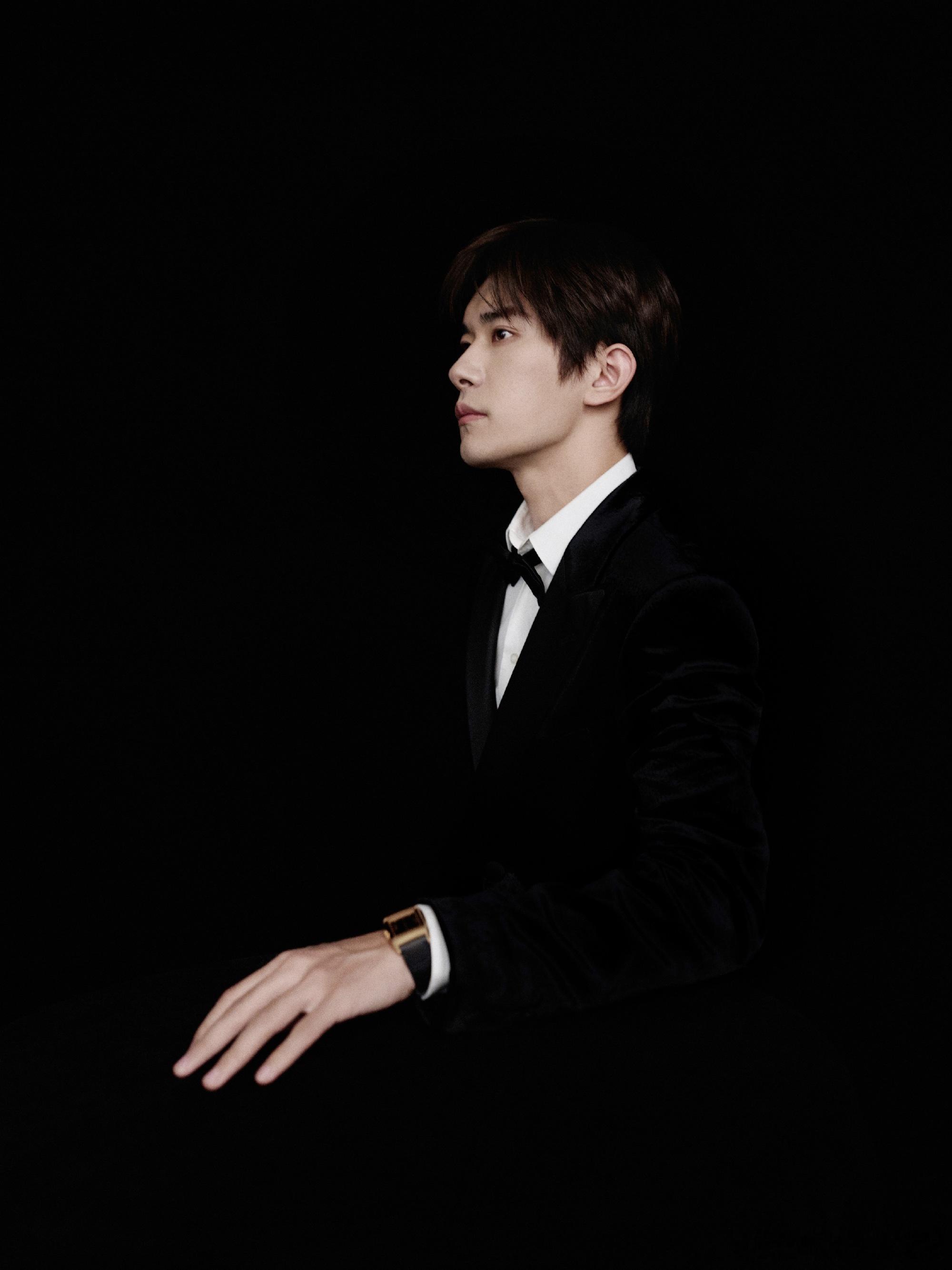 亮相第38届中国电影金鸡奖， 黑西装造型得体又大方，很出片~ 