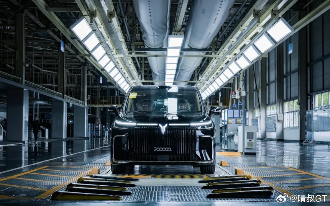 岚图梦想家冠军版限量上市，售价30.99w。新车配备个性化曜黑格栅、同级唯一华为