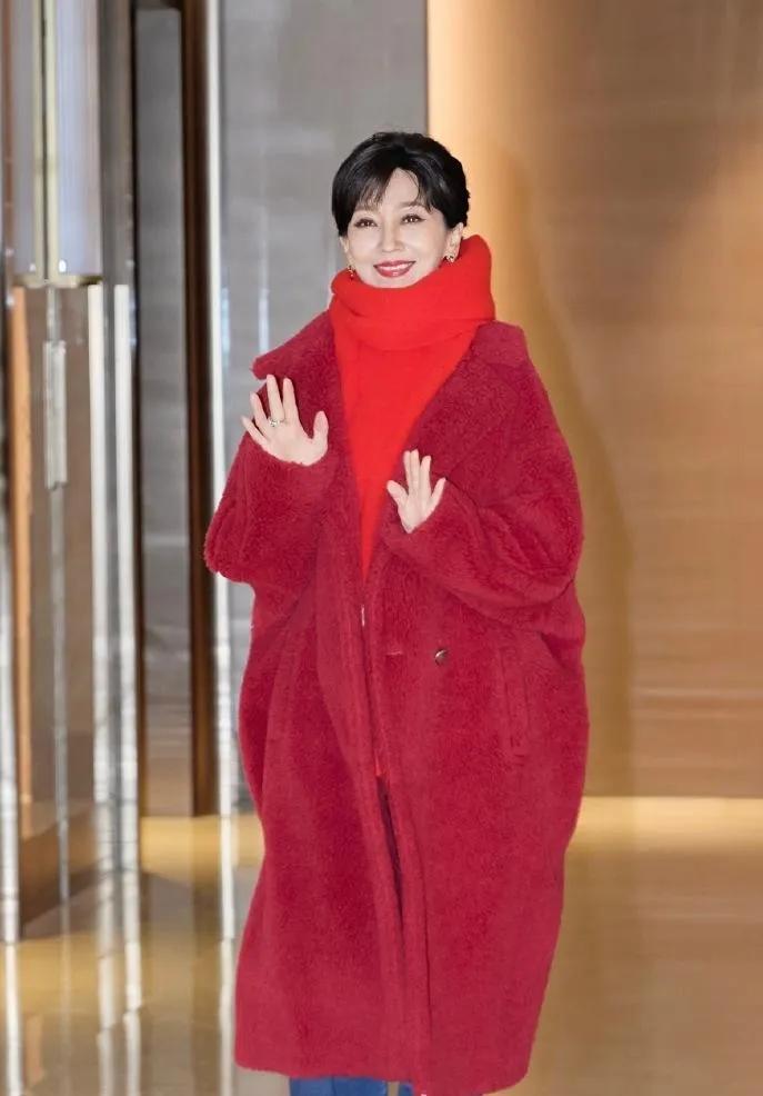 70岁赵雅芝的审美依然在线！👌
红泰迪大衣+牛仔，混搭出高级松弛感。
柔软的毛