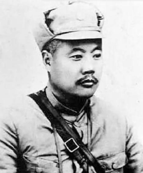 1937年，北平沦陷后，29军军长宋哲元的美貌姨太太落在了鬼子手里。她挺着个大肚