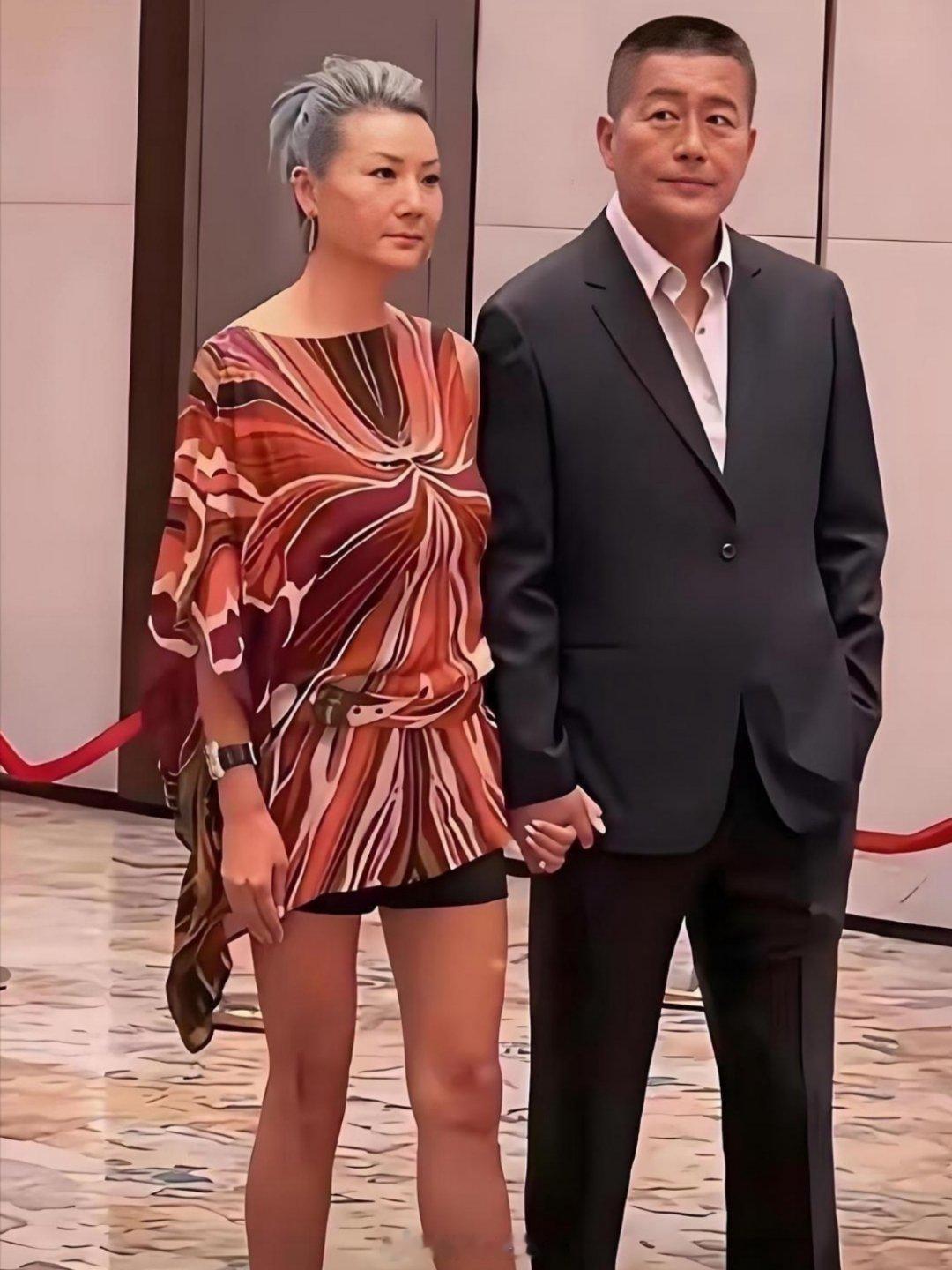 已经62岁的高曙光，带着比自己小16岁的妻子王玲一同亮相活动。不少人觉得，单论五