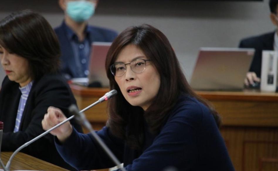 郑丽文终于“露底牌”了！她在接受德国媒体时高喊“不惜一战保卫台湾”，这分明是国民