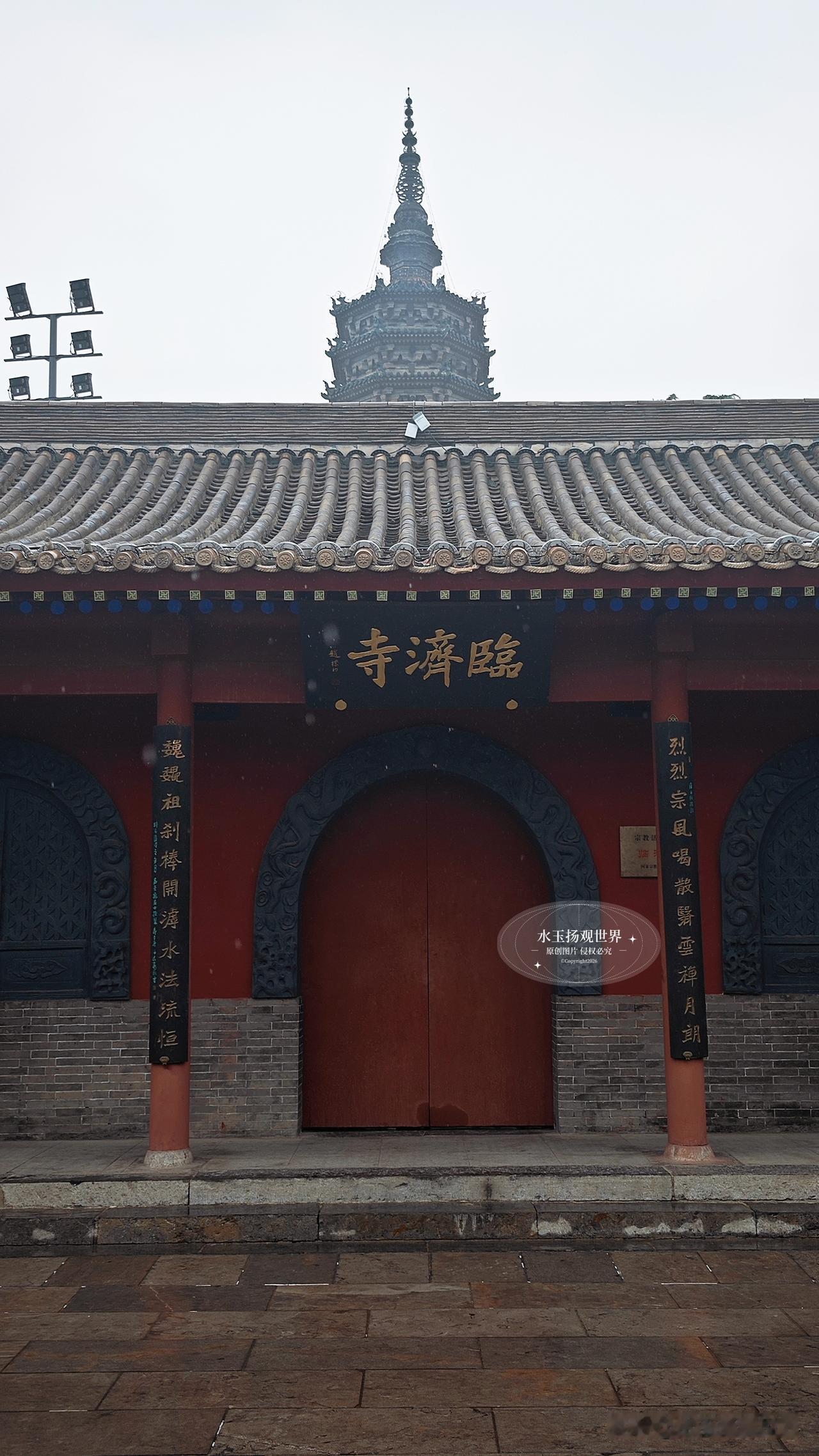 逛正定古城时多数游客优先奔赴隆兴寺，很容易忽略街角安静的临济寺，可静下心走进这座