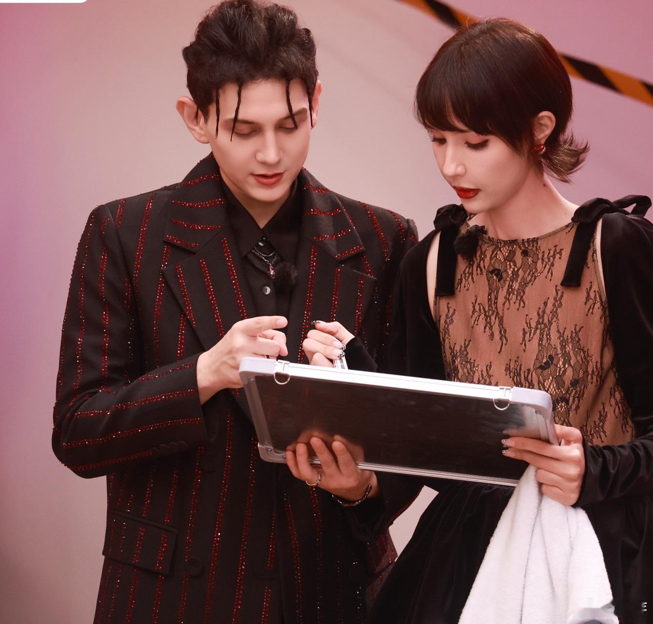 艾热父亲离世前最后一顿饭是孜巴做的天声一对 艾热谈起父亲离世的往事，泪光中满是感