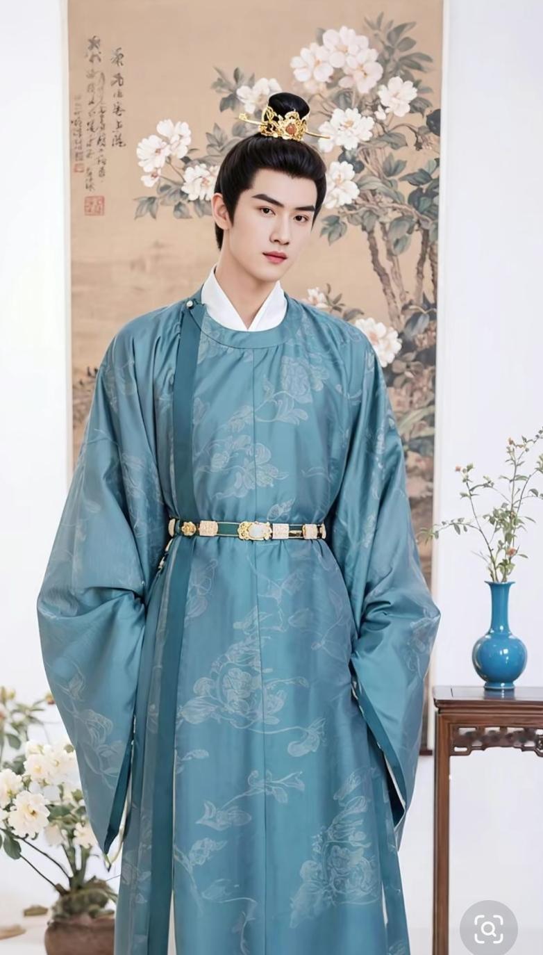 汉服里藏着无尽美学。从形制看，深衣“被体深邃”，上衣下裳象征天地，腰间系带蕴含“