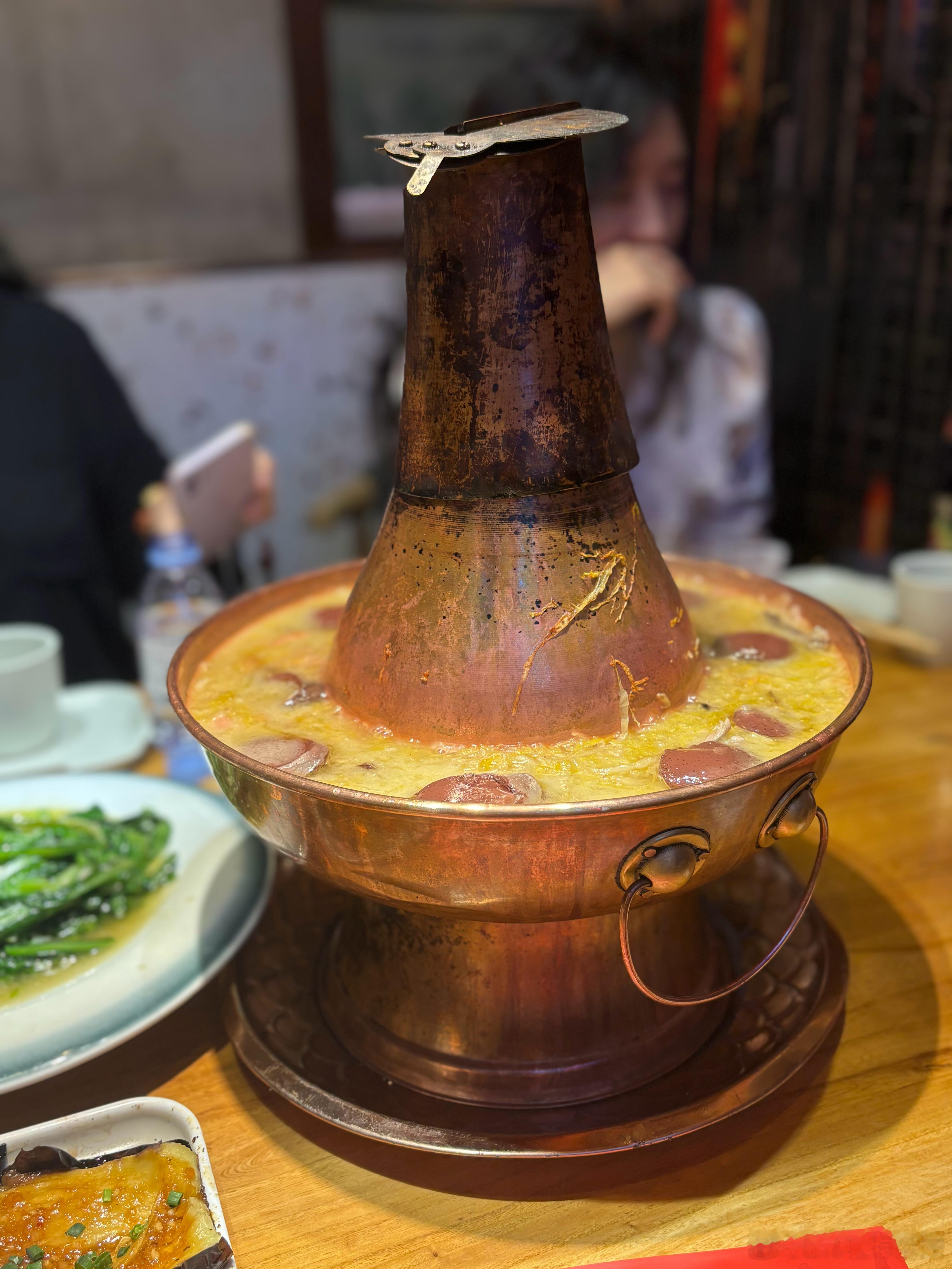 生活手记 哇哦，这个东北餐馆的酸菜血肠锅子简直太好吃了！真的很难用语言来形容，是