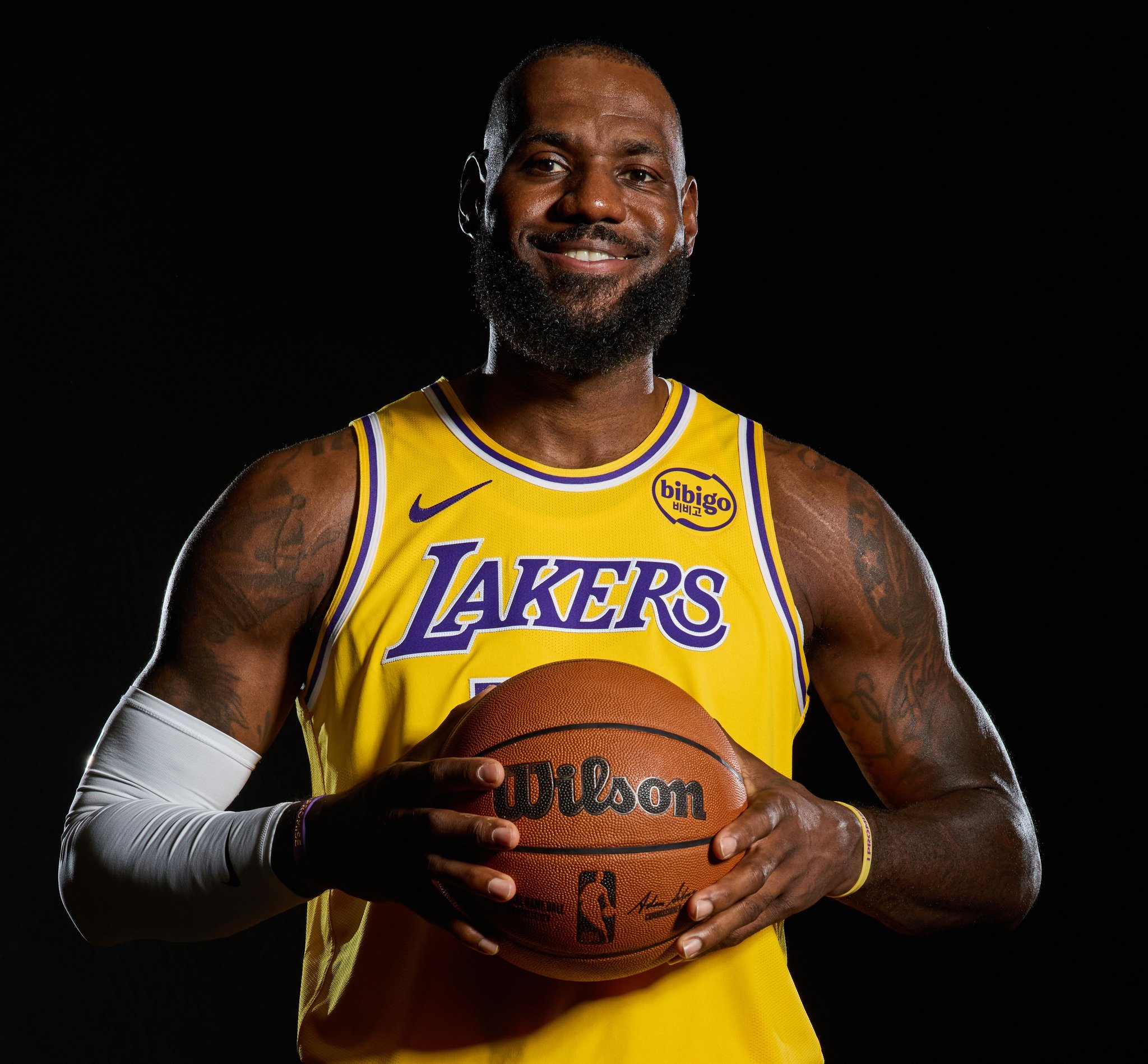 NBA官方祝福詹姆斯生日快乐，生日夜大战活塞。活塞vs湖人