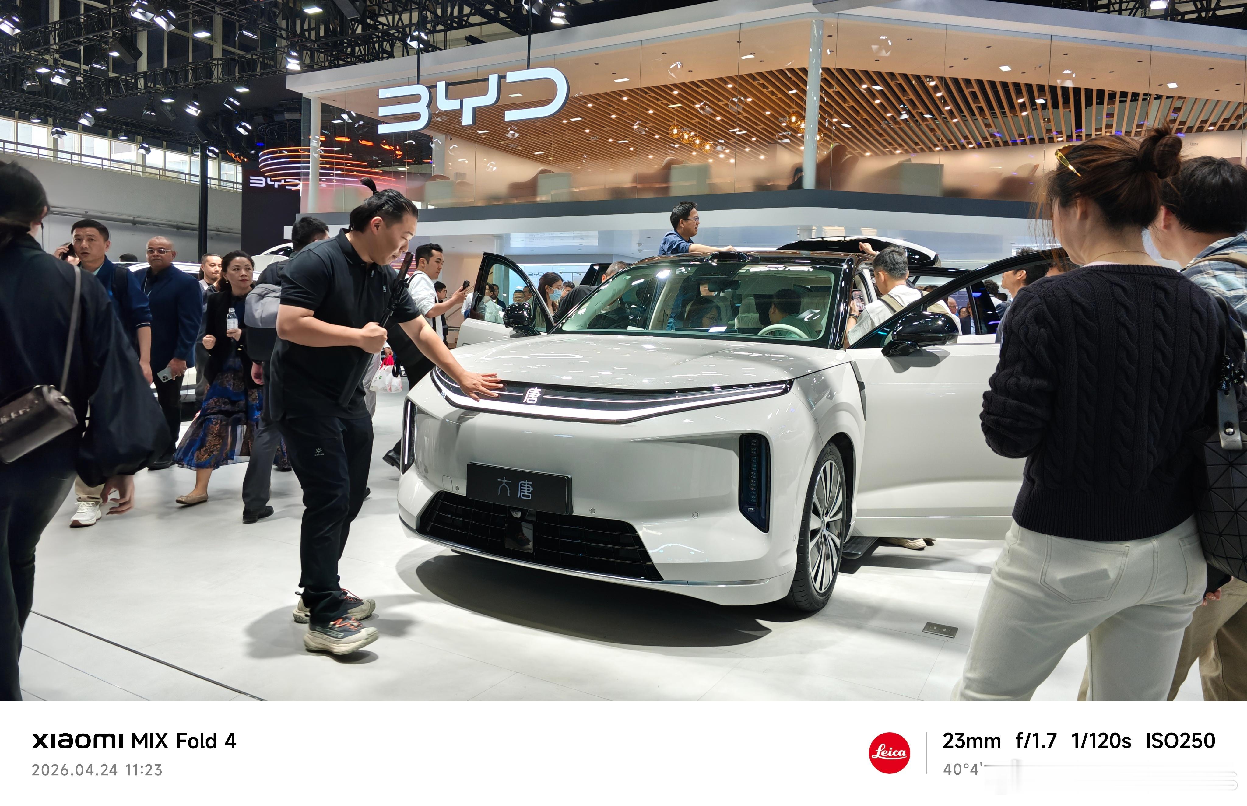 走进E3馆，比亚迪的全矩阵阵容呈现出一种体系化震慑力。但在五大品牌中，真正定义本