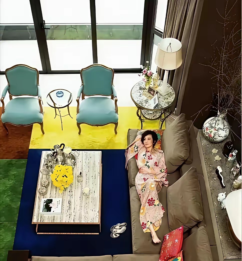 刘嘉玲也是炫了一波，房子里的摆设各个价值不菲，但是我却欣赏不来，色调搭配没有美感