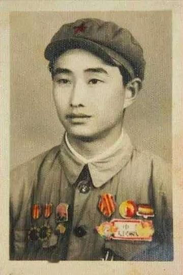 1943年，日军空袭时，18岁战士宋岭春仰面躲在草丛里，看飞行员探头出来，当敌机
