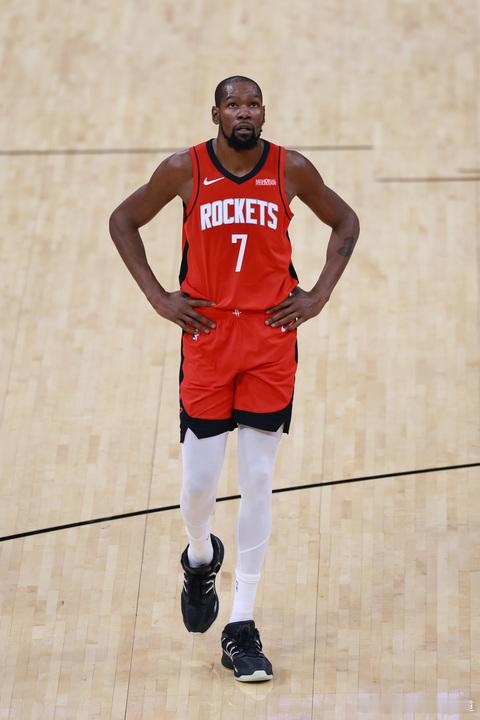 休斯顿火箭队在新赛季前引入了前NBA MVP凯文·杜兰特，展现了冲击总冠军的雄心