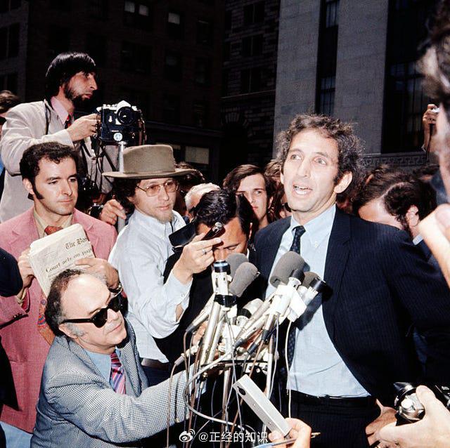 美国军事分析家丹尼尔·埃尔斯伯格秘密复印了 7000 页有关越南战争的机密文件，