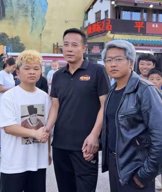 三巨头。国产三巨头齐聚：小马云搞电商，黄银勋搞芯片，烤斯克搞航天，自主可控，不怕