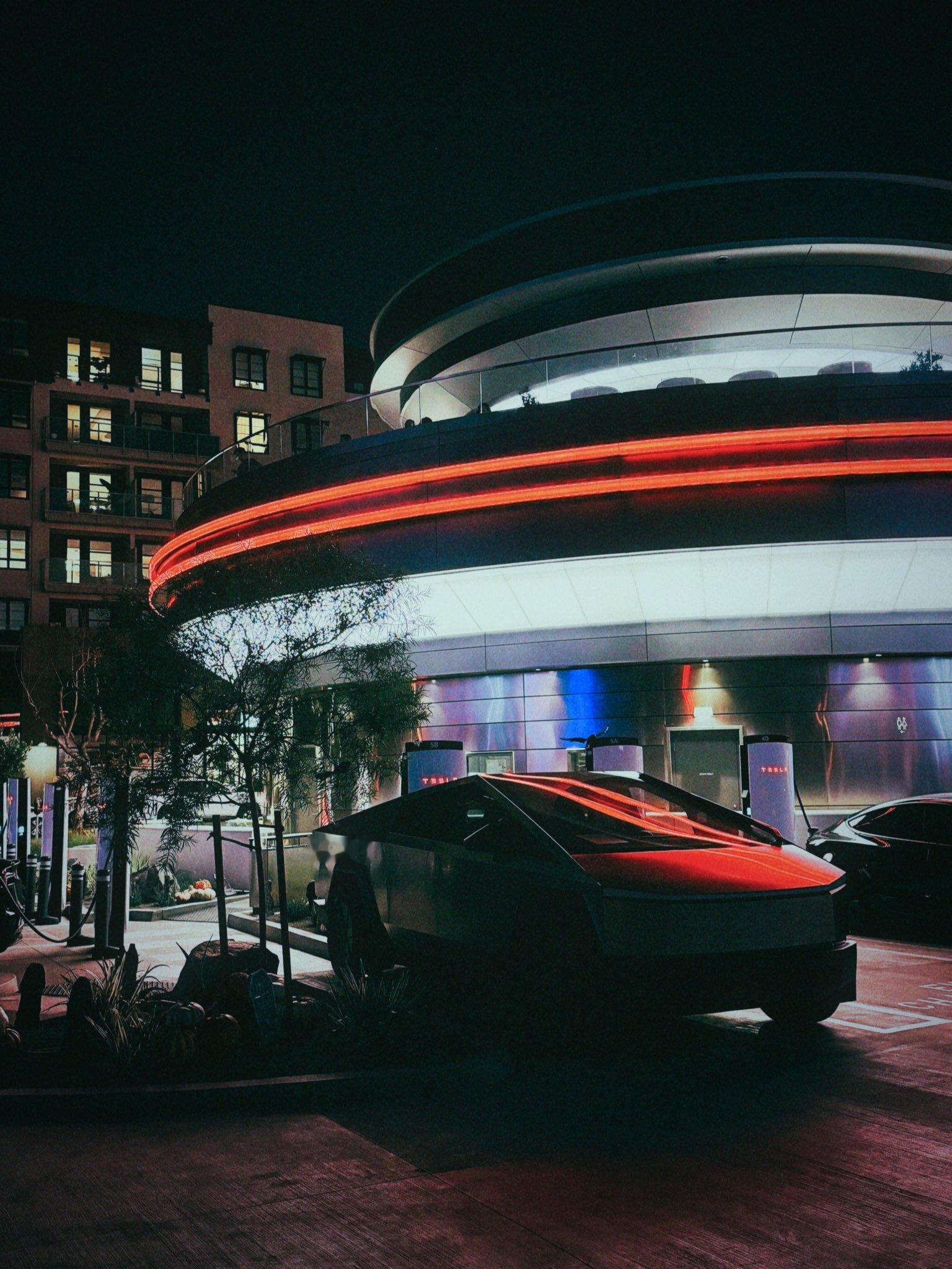 10月31日，马斯克：这家充满未来感的特斯拉餐厅生意不错。或许应该在奥斯汀的德州