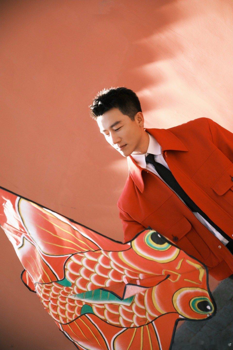 黄轩vs黄轩vs黄轩从初次亮相时的拘谨与青涩，到如今从容不迫、游刃有余，黄轩的蜕