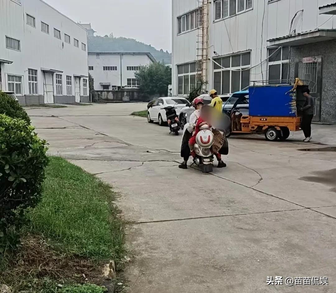 宝妈带小孩送外卖，这么辛苦和危险，她不想在家好好带孩子吗？

最近的外卖大战，让