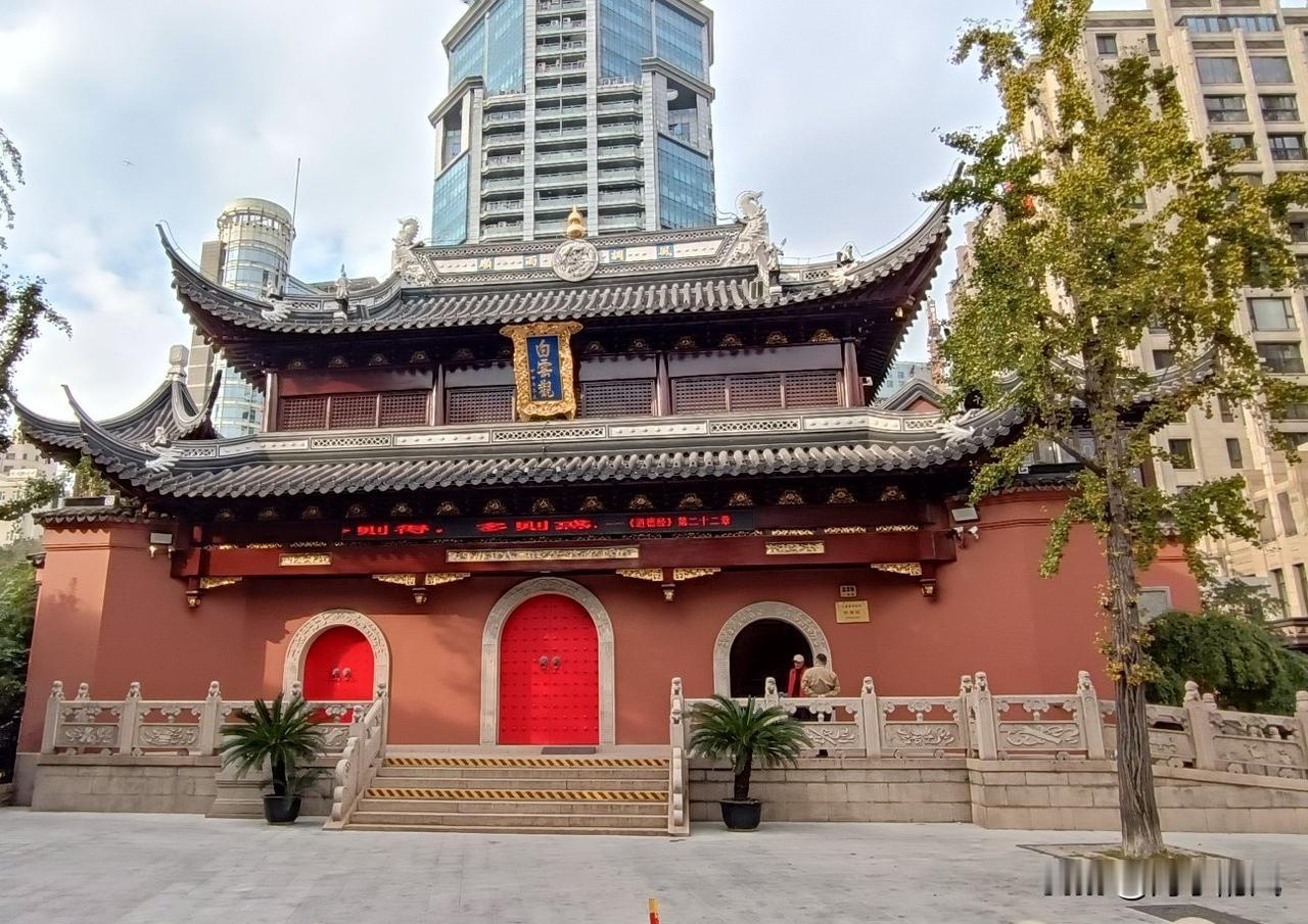 这些照片上的路牌名，带着上海开埠发展的印记，每一条路名背后都有一个传说，每一幢建