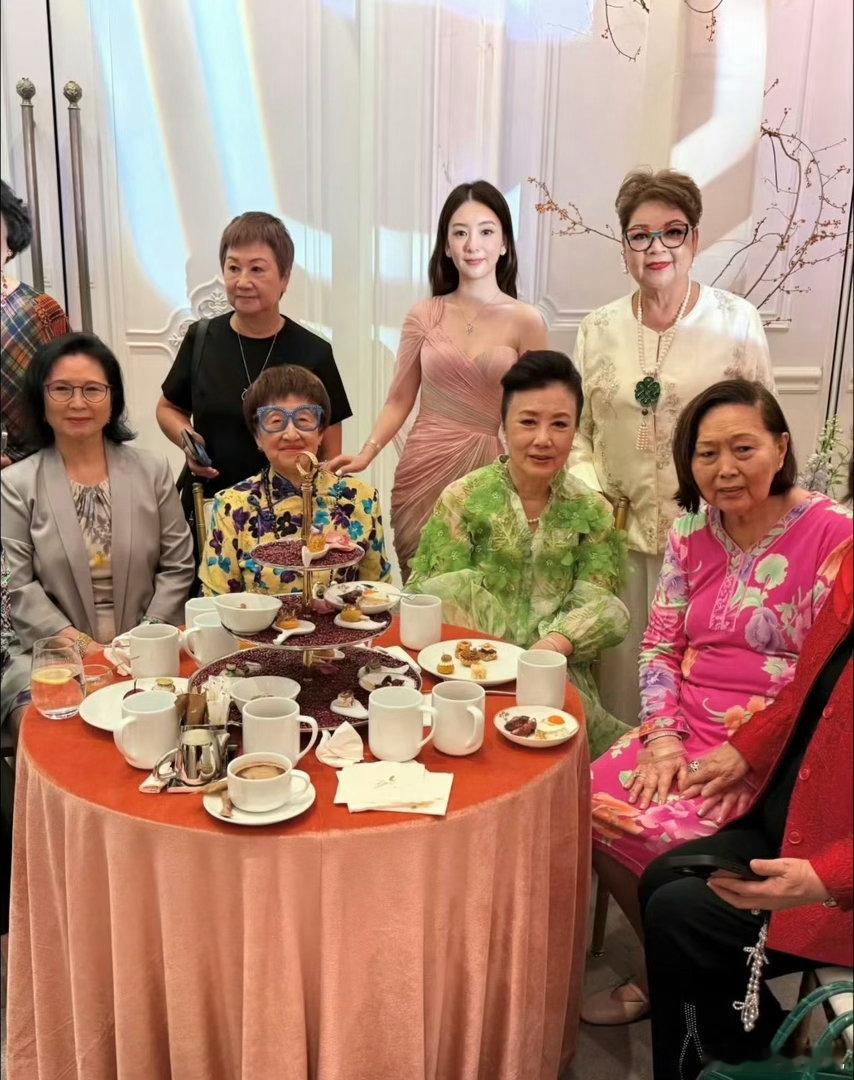 方媛与何猷君妈妈合照方媛现身何猷君奚梦瑶澳门答谢宴，现场和何猷君母亲梁安琪合影互