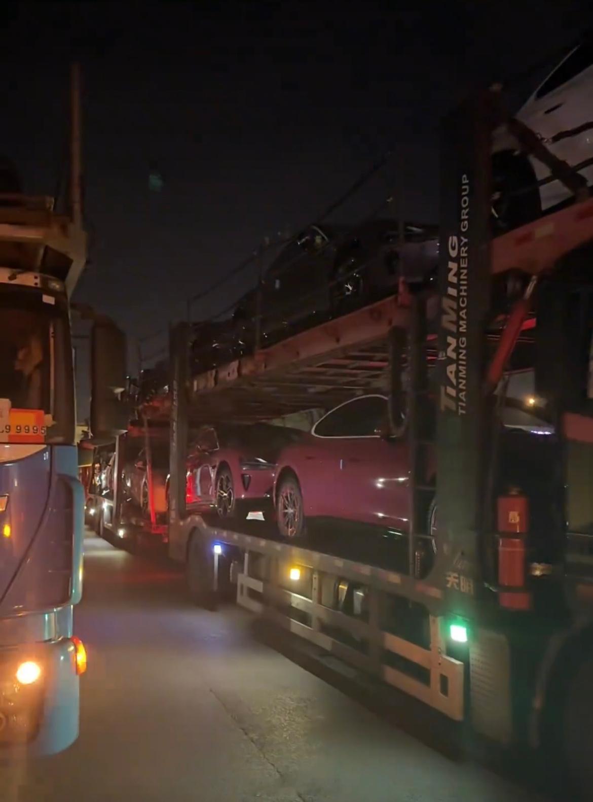 昨天杭州梦马小镇交付中心，到了12板车的小米汽车[喵喵] ​​​
