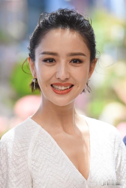 杨幂亲昵揽小酒窝合影杨幂 上海尖叫之夜上，杨幂亲昵揽着小酒窝合影，画面超温馨。她