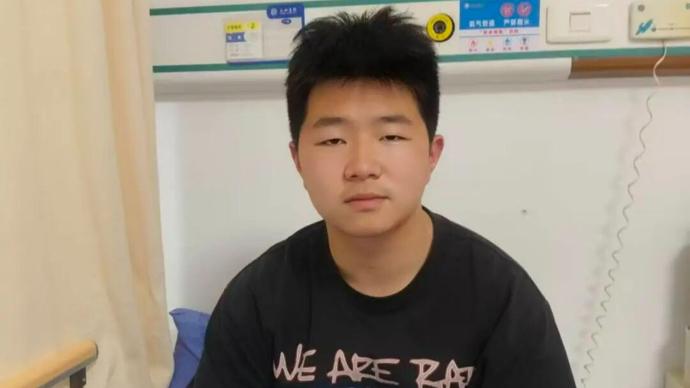 “妈妈，挺住，儿子来了！”2026年4月8日，十堰太和医院采血室，一根粗长的针头