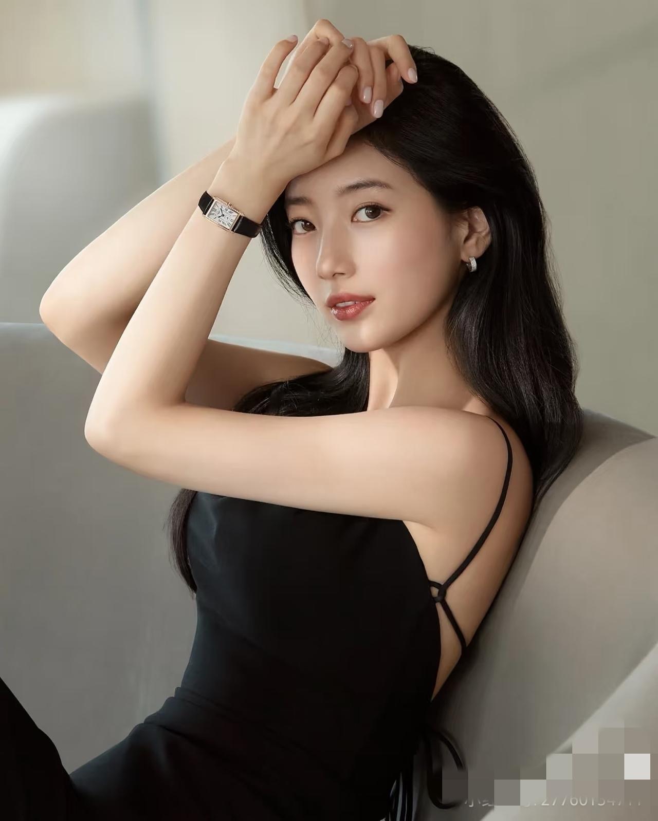 女士的优雅，更有魅力！
这是一个产品的广告照，模特的气质和产品的定位十契合！
每