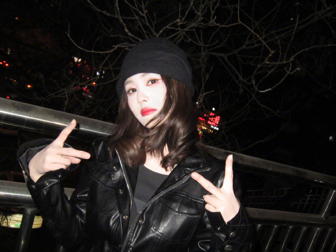 白鹿今晚继续唐宫奇案白鹿皮衣冷帽街拍照 白鹿面对私生跟拍依然状态满满营业，真的太