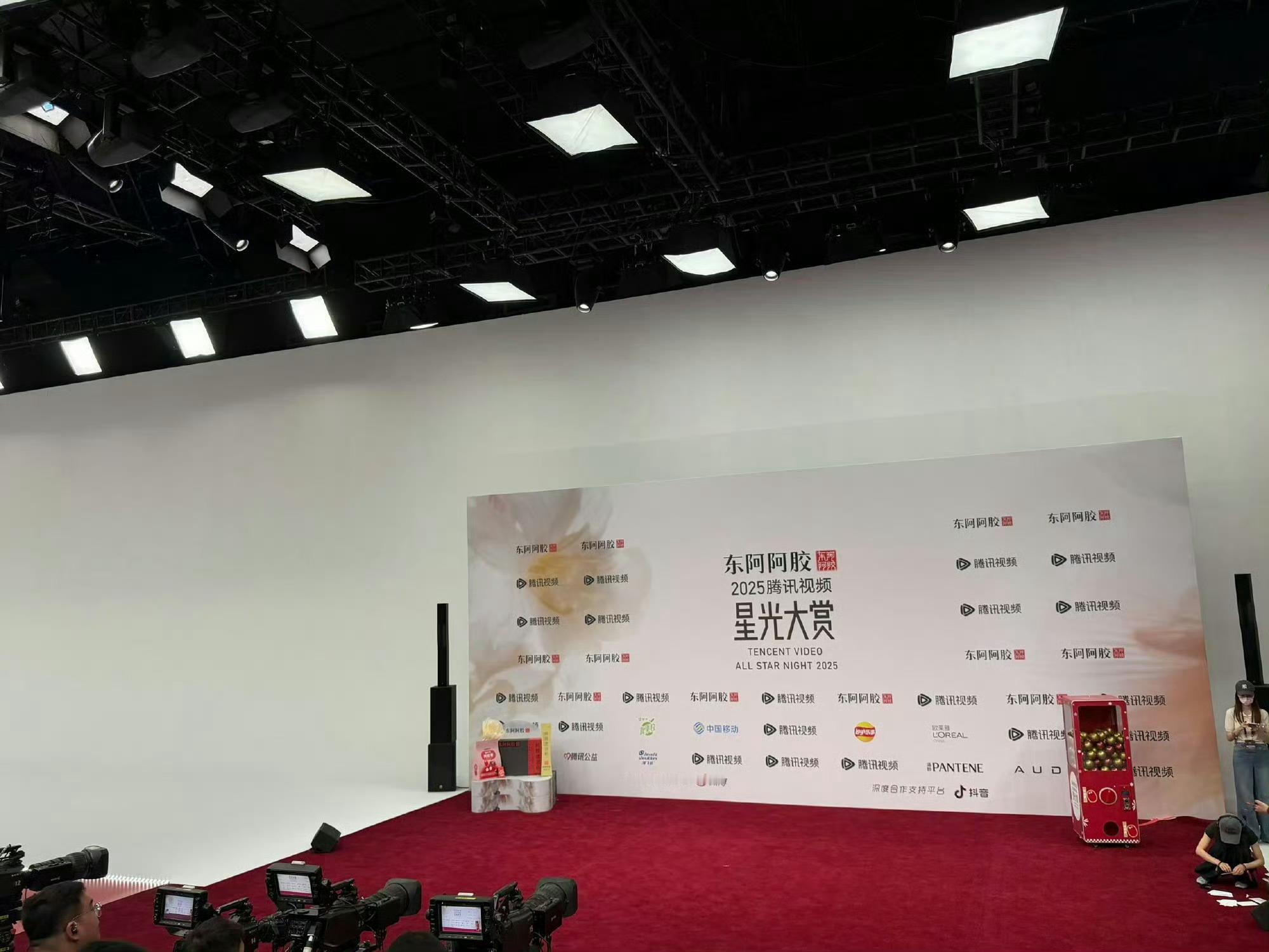 这不是红毯吧？ 这么朴素？ 