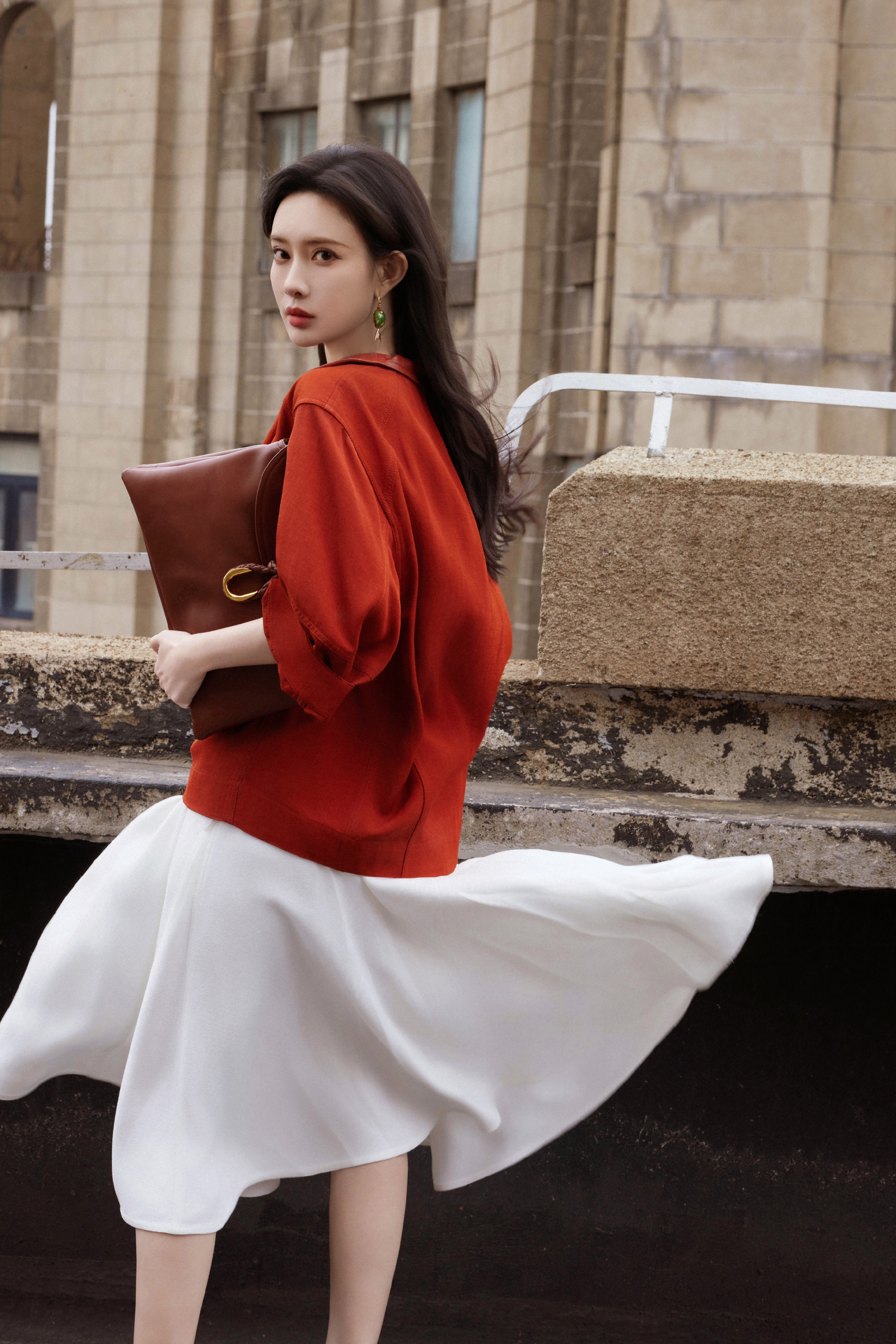 孟子义今晚参加BV活动造型大片，身穿Bottega Veneta 2025春夏系