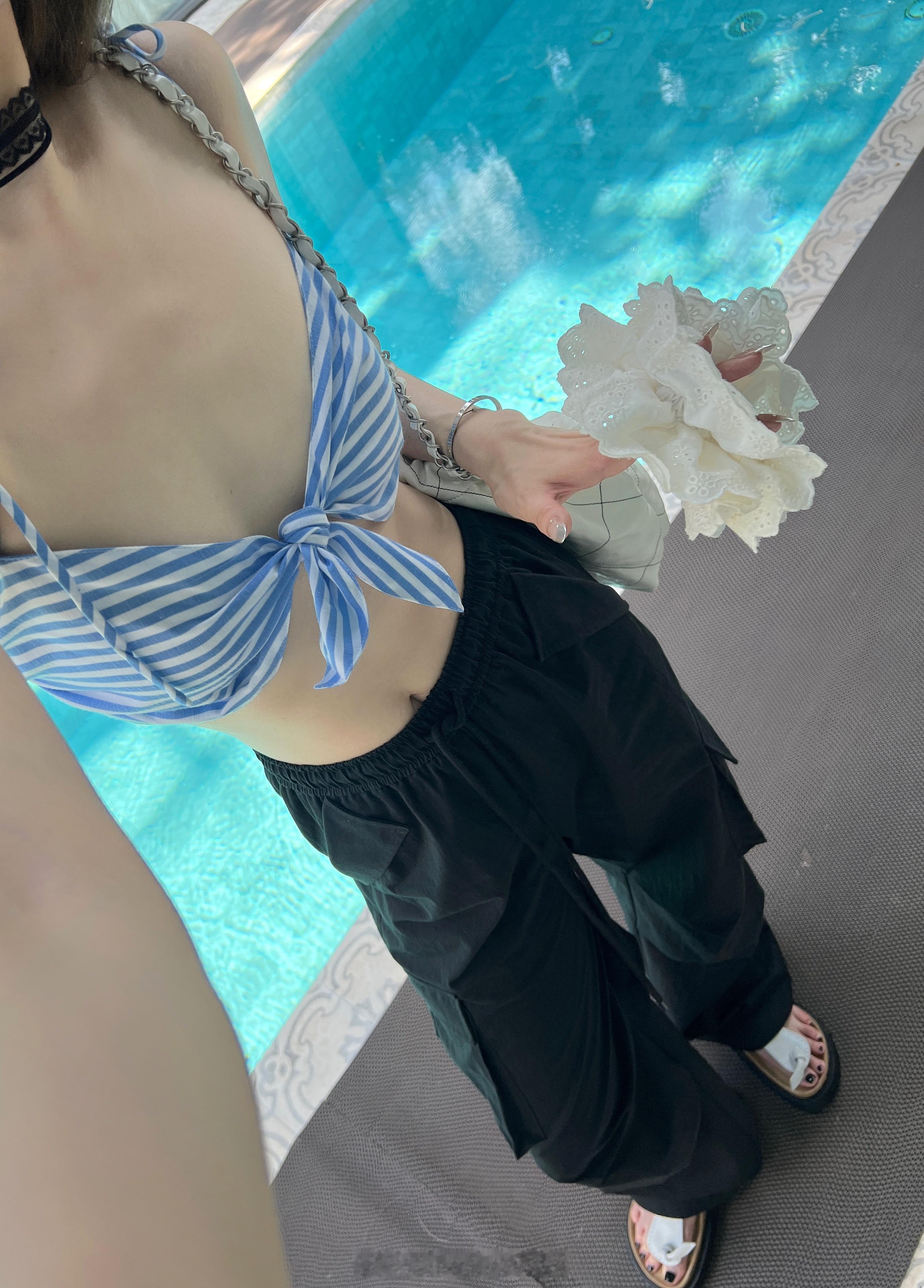 来吧宝贝儿🍹𝒄𝒉𝒐𝒖 ❷个反重力工装裤+拽拽心头爱挂脖tee一套 