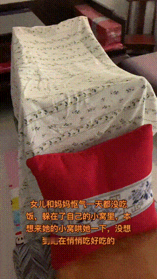 女儿和妈妈怄气，
一天都没吃饭，
躲在自己的房间里也不知道在干嘛？

孩子还小，