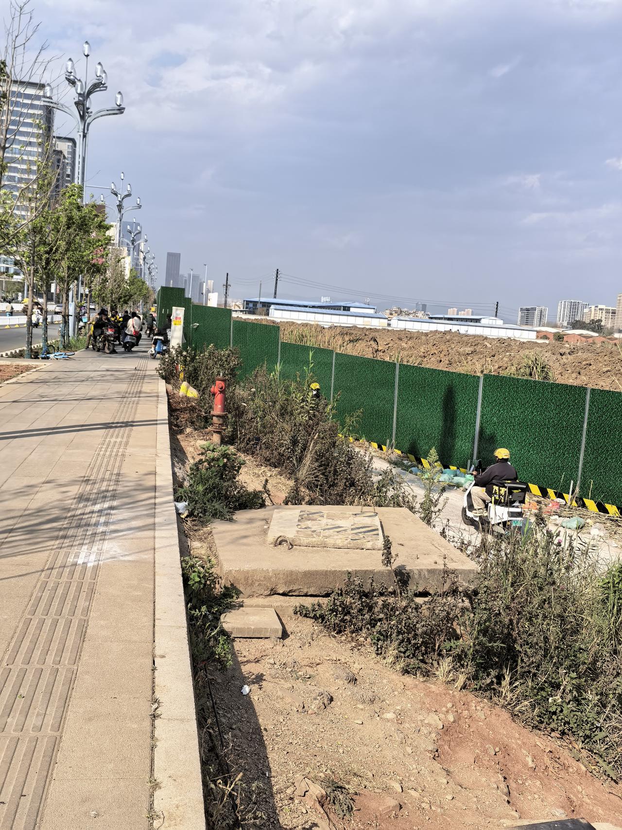 巫家坝和美路这一边，中央公园的位置围起来了。是要造中央公园了吧！反正只要不是建商