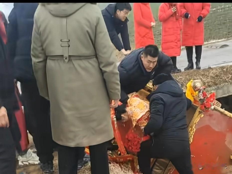 1月26日，河南周口结婚时按习俗坐马车，结果意外翻车了。网友评论说这是“坠入爱河
