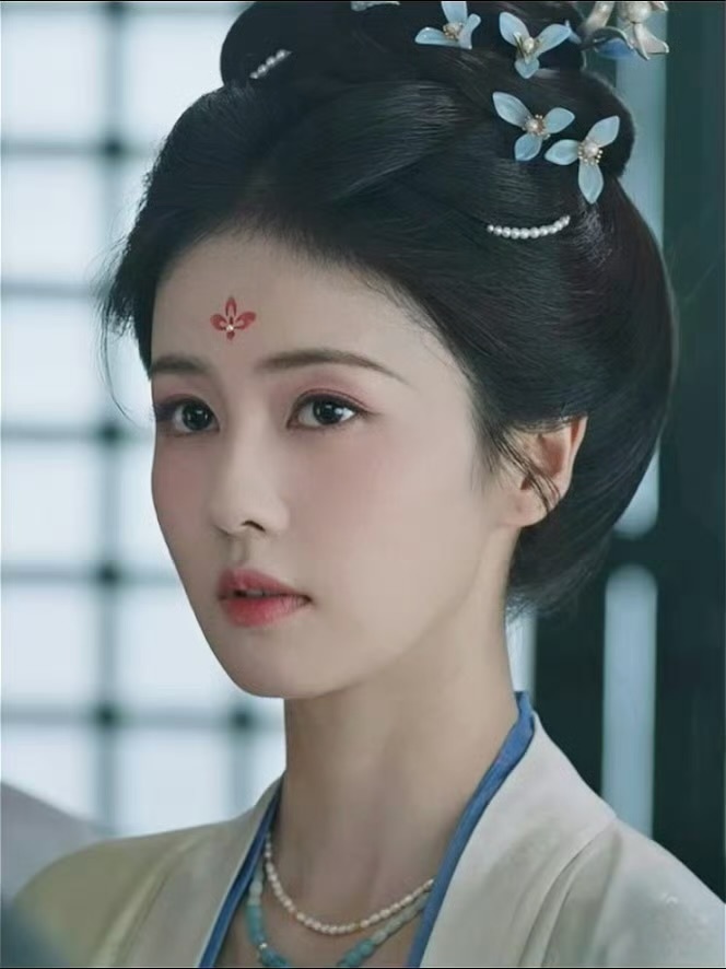 白鹿  "最灿烂的烟火会留在记忆里就像我的记忆里都是带着光的你"白鹿莫离白鹿叶璃