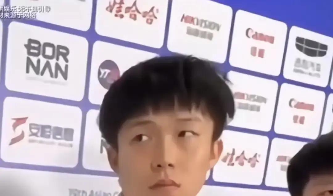 看人这事儿，我真打脸了。

电视上瞅见一个国乒小孩儿，采访磕磕巴巴，眼神躲闪。我