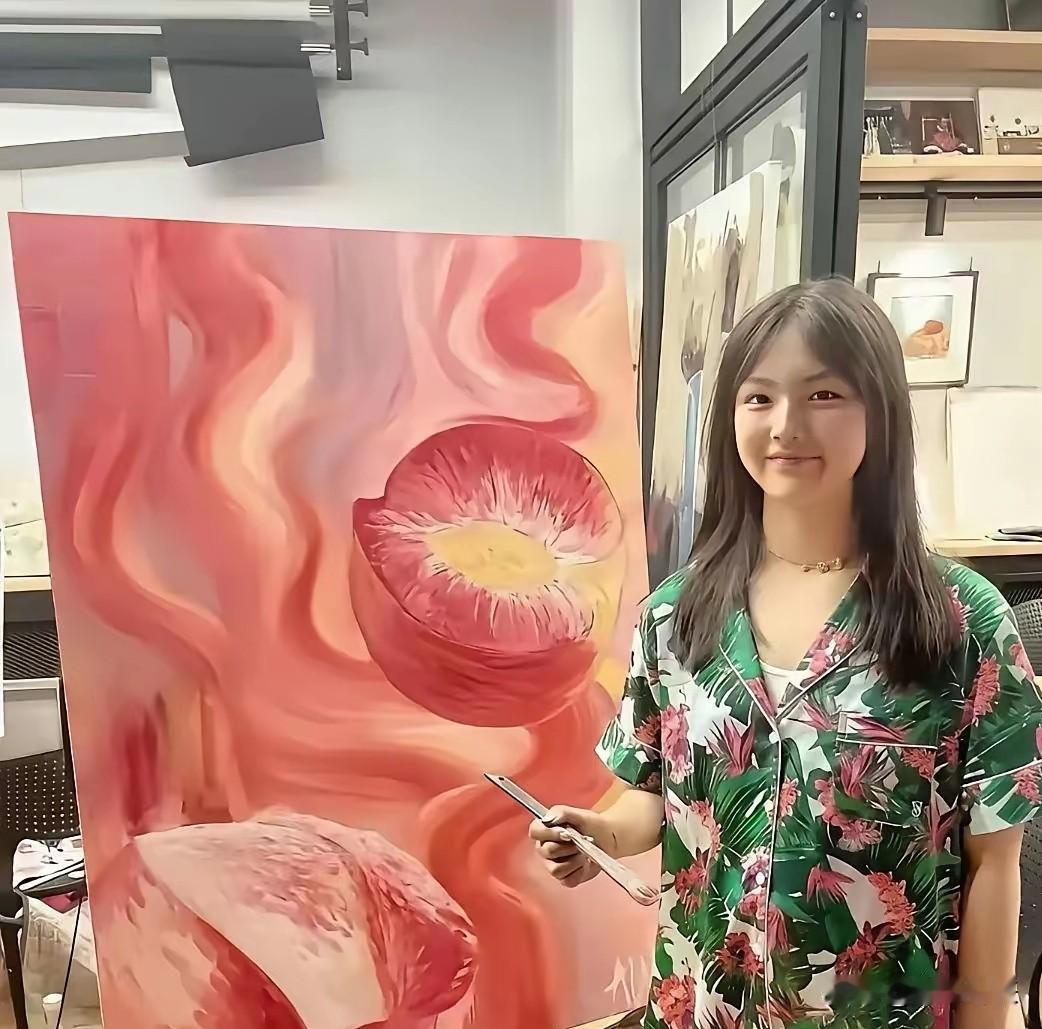 冯小刚女儿与李湘女儿的画作，画风差异明显。冯小刚女儿徐朵的画极具艺术探索感，线条