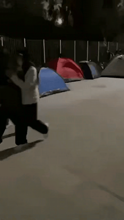 这也没多大风啊，帐篷感觉都要翻了