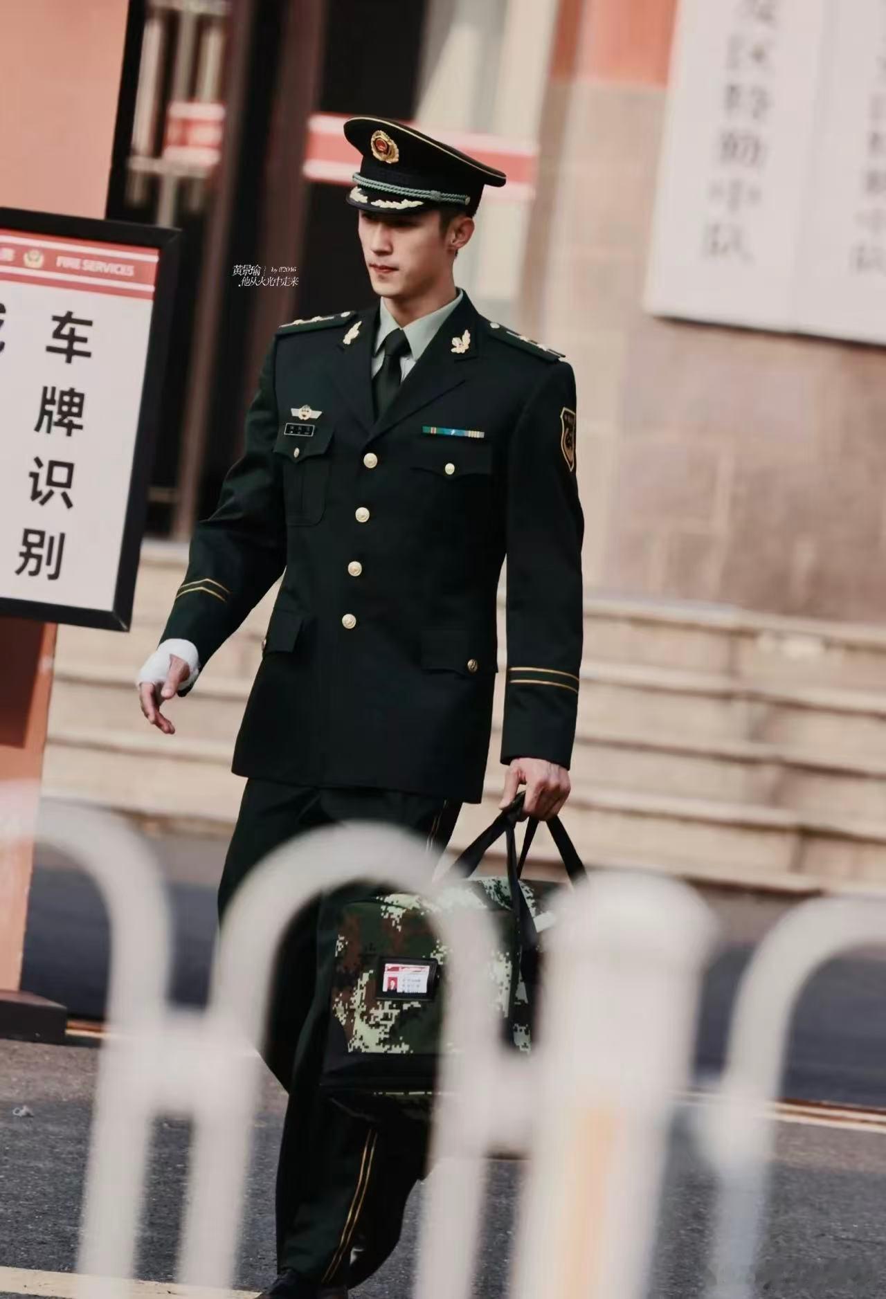 再拍下去黄景瑜去景点该免票了罚罪2 秦枫身上那种又飒又稳的感觉，让人特别有安全感