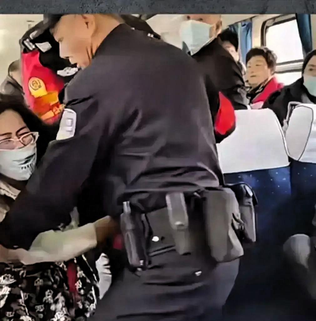 火车上，15岁的学生买了座位票，却被站票女霸座。小姑娘求了半天，女生就是不离开，