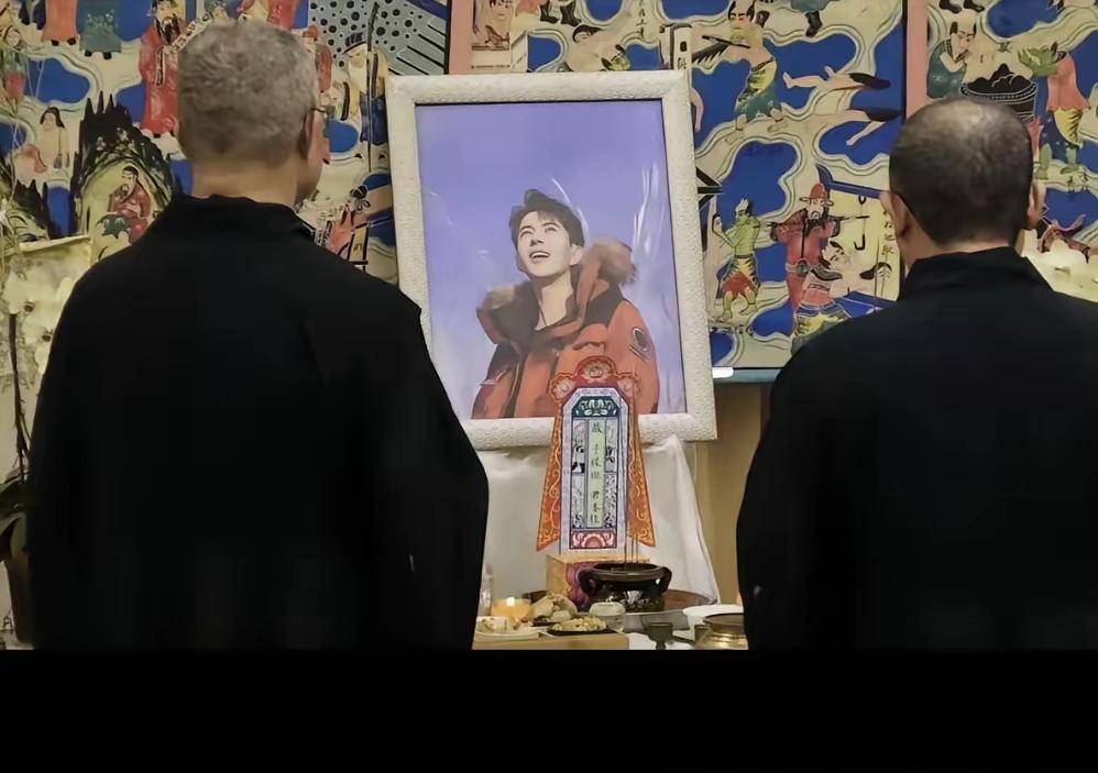 想不到，

一个追悼会竟让人感到些许释然。

长久压抑后，孙爸为柠檬办的这场仪式